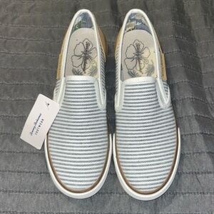 Tommy Bahama woman’s slip on’s